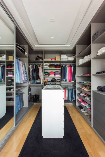 <span>Este closet, em projeto de Andrezza Alencar, </span><span>priorizou a funcionalidade e é composto por um armário em U parcialmente fechado, assinado pelo escritório e executado pela Bontempo.</span>