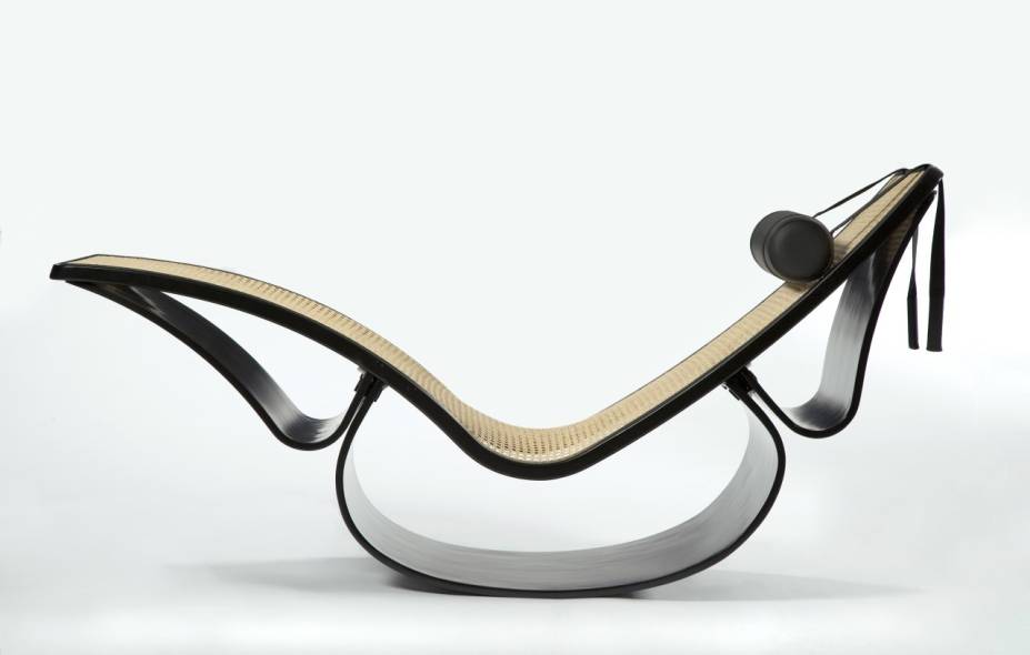 Chaise longue Rio by Oscar Niemeyer em madeira ebanizada e encosto de cabeça removível medindo 1727x 603x819 no Arquivo Contemporâneo. Preço sob consulta.