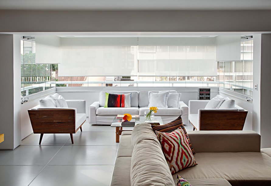 Varanda integrada ao ambiente da sala do apartamento dos designers Juliana Kfouri e Ricardo Kimaid Jr.