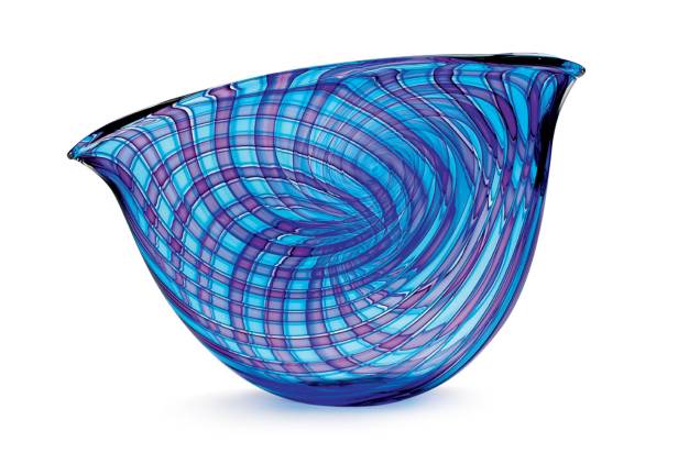 O vaso Pi (38 x 28 cm), de Bob Crooks, é feito de filetes de vidro artesanal unidos a mão. Na Royal Academy, por 750 libras. O vaso Pi (38 x 28 cm), de Bob Crooks, é feito de filetes de vidro artesanal unidos a mão. Na Royal Academy, por 750 libras.