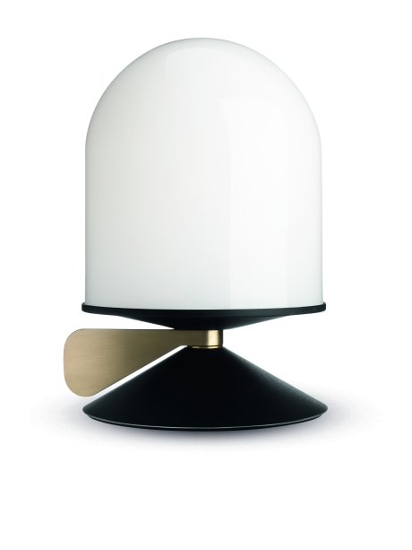 Na luminária Vinge (22,3 x 34 cm), do sueco Note Design Studio, um giro na pequena aba controla a intensidade de luz. De metal laqueado e vidro opalino, custa 710 libras no Viaduct.