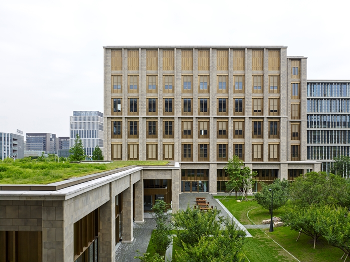 Welcome Centre and office building, por Sergison Bates Architects em Xangai, China.
