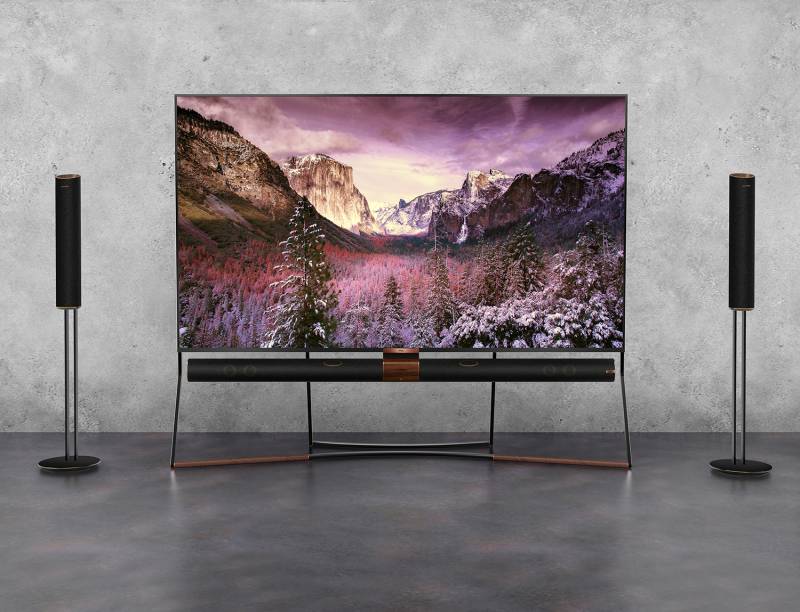 Premiada internacionalmente, a QLED X6 propõe uma experiência imersiva, com tecnologia Quantum Dot, na imagem, e sistema de som no estilo cinema. Da TCL, possui tela de 85'' e tem preço sugerido de R$ 65,9 mil.