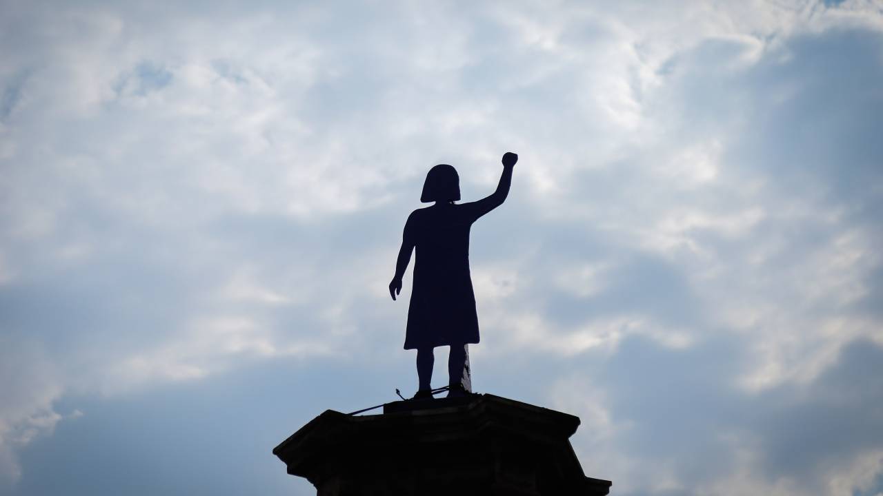 MEXICO CITY, MEXICO - 2021/09/26: Las Mujeres que Luchan (Women Who Fight) statue seen during the demonstration.Relatives and students held a demonstration to demand justice for the 43 Normalistas students from Ayotzinapa seven years after their forced disappearance in Iguala, Guerrero. (Photo by Guillermo Diaz/SOPA Images/LightRocket via Getty Images)