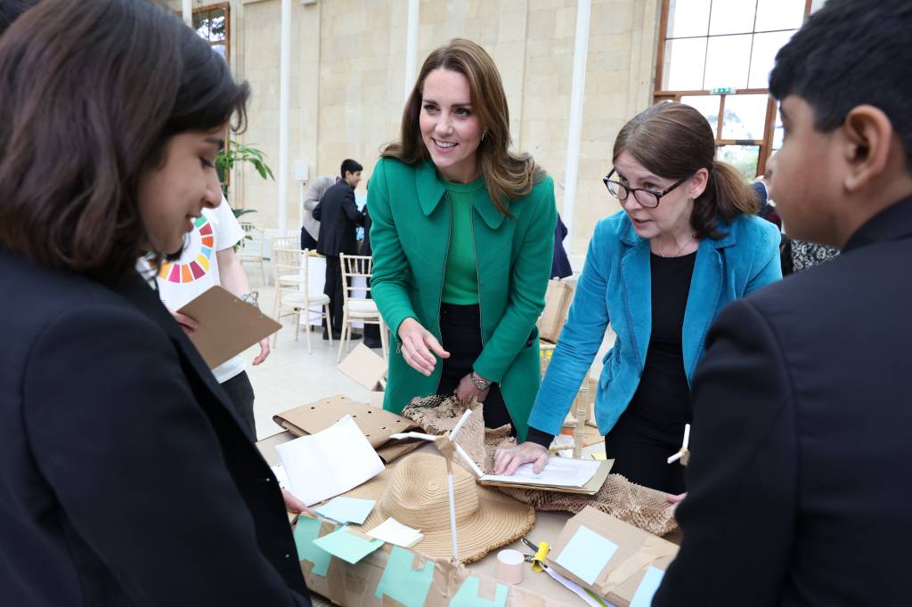The Duke And Duchess Of Cambridge Take Part In A Generation Earthshot Event At Kew Gardens LONDON, ENGLAND - OCTOBER 13: Prince William, Duke of Cambridge (not pictured) and Catherine, Duchess of Cambridge visit Kew Gardens to take part in a Generation Earthshot event with children from The Heathlands School, Hounslow to generate big, bold ideas to repair the planet and to help spark a lasting enthusiasm for the natural world on October 13, 2021 in London, England. At the Royal Botanic Gardens, Their Royal Highnesses will join the Mayor of London; explorer, naturalist and presenter Steve Backshall MBE; Olympian Helen Glover and students to take part in a series of fun, engaging and thought-provoking activities developed as part of Generation Earthshot, an educational initiative inspired by The Earthshot Prize. (Photo by Ian Vogler-WPA Pool/Getty Images)