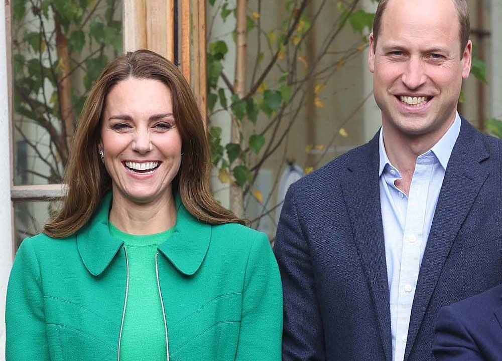 LONDON, ENGLAND - OCTOBER 13: Prince William, Duke of Cambridge and Catherine, Duchess of Cambridge smile as they visit Kew Gardens to take part in a Generation Earthshot event with children from The Heathlands School, Hounslow to generate big, bold ideas to repair the planet and to help spark a lasting enthusiasm for the natural world on October 13, 2021 in London, England. At the Royal Botanic Gardens, Their Royal Highnesses will join the Mayor of London; explorer, naturalist and presenter Steve Backshall MBE; Olympian Helen Glover and students to take part in a series of fun, engaging and thought-provoking activities developed as part of Generation Earthshot, an educational initiative inspired by The Earthshot Prize. (Photo by Ian Vogler-WPA Pool/Getty Images)