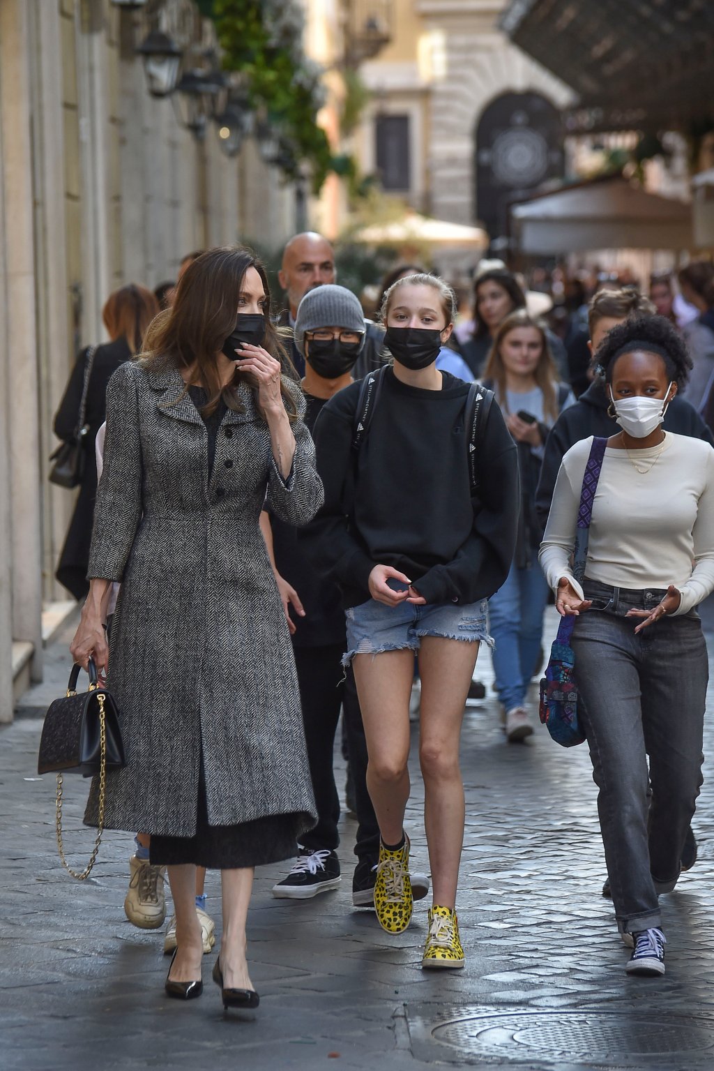 Angelina, Shiloh Jolie-Pitt e Zahara Marley andando pelas ruas da Itália