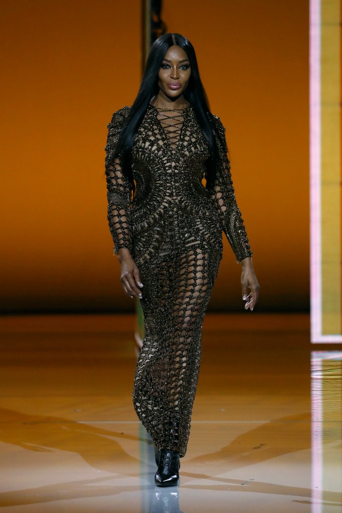 Naomi na passarela do Paris Fashion Week