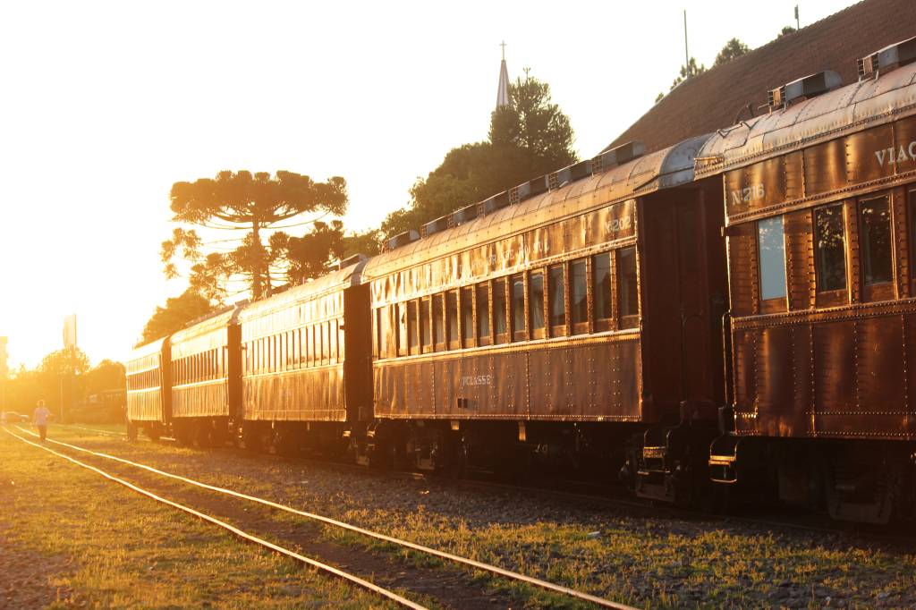 A sunset for the arrival of the train! Bento Golçaves