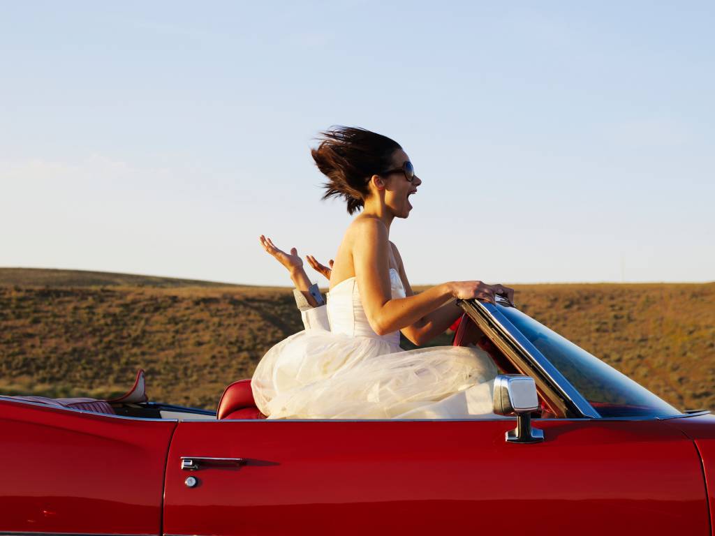 Sem carro de aplicativo disponível, noiva dirige até o próprio casamento