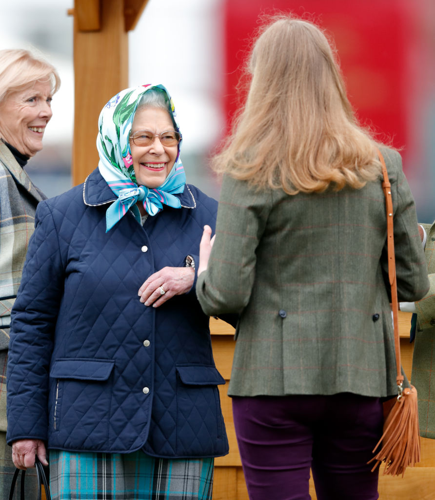 Royal Windsor Horse Show 2018 Rainha Elizabeth de frente para sua neta Louise, que está de costas para a foto