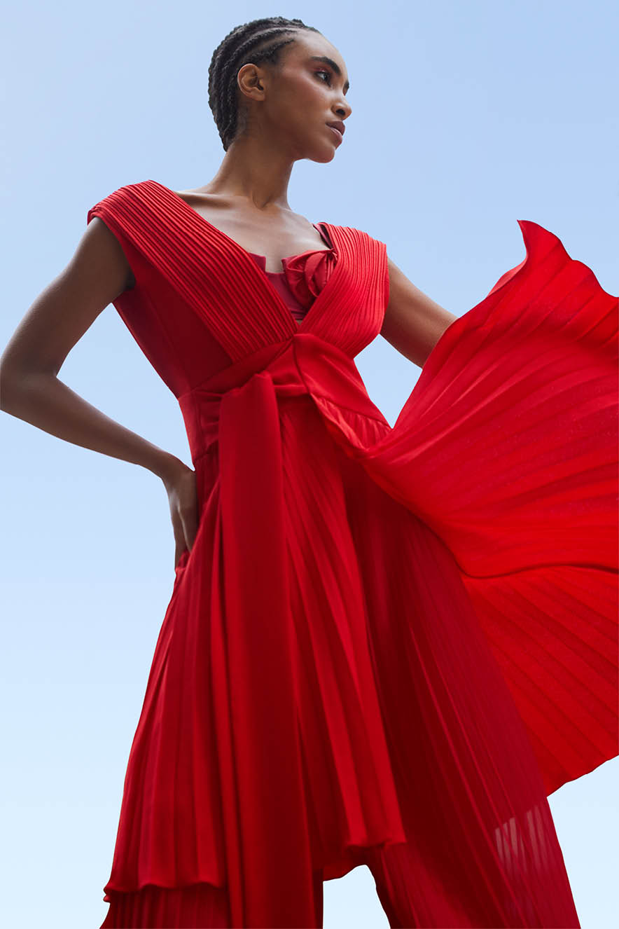 modelo com vestido vermelho