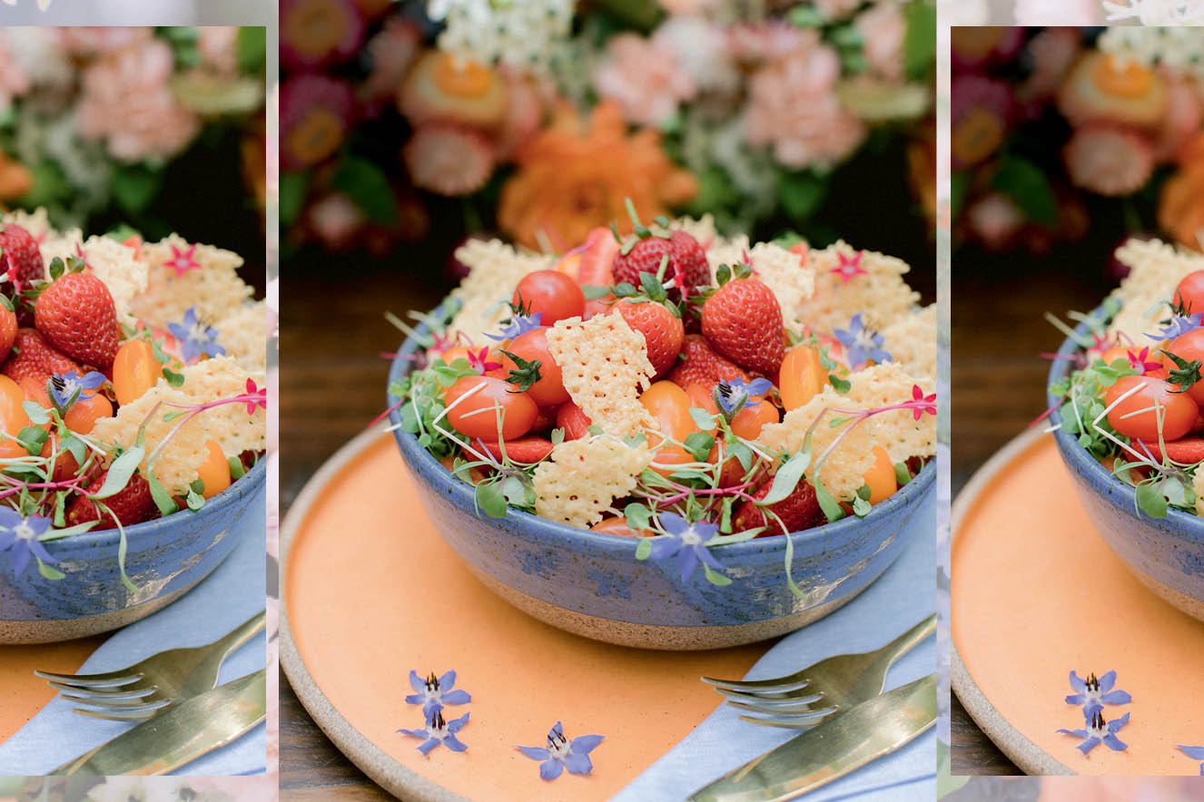 Salada primavera de tomate, morango e queijo parmesão