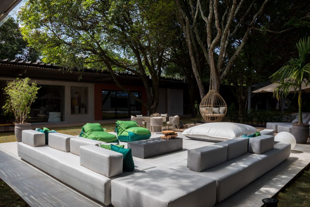 Alessandra-Moussa-e-Marcelo-Netto-Fireplace Com mobiliário resistente, lounge abraça a natureza e o bioma de Brasília