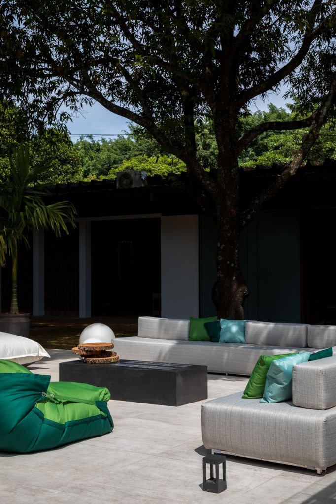Alessandra-Moussa-e-Marcelo-Netto-Fireplace1 Com mobiliário resistente, lounge abraça a natureza e o bioma de Brasília