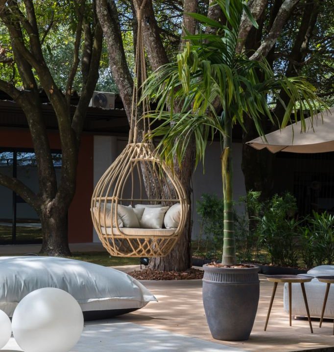 Com mobiliário resistente, lounge abraça a natureza e o bioma de Brasília