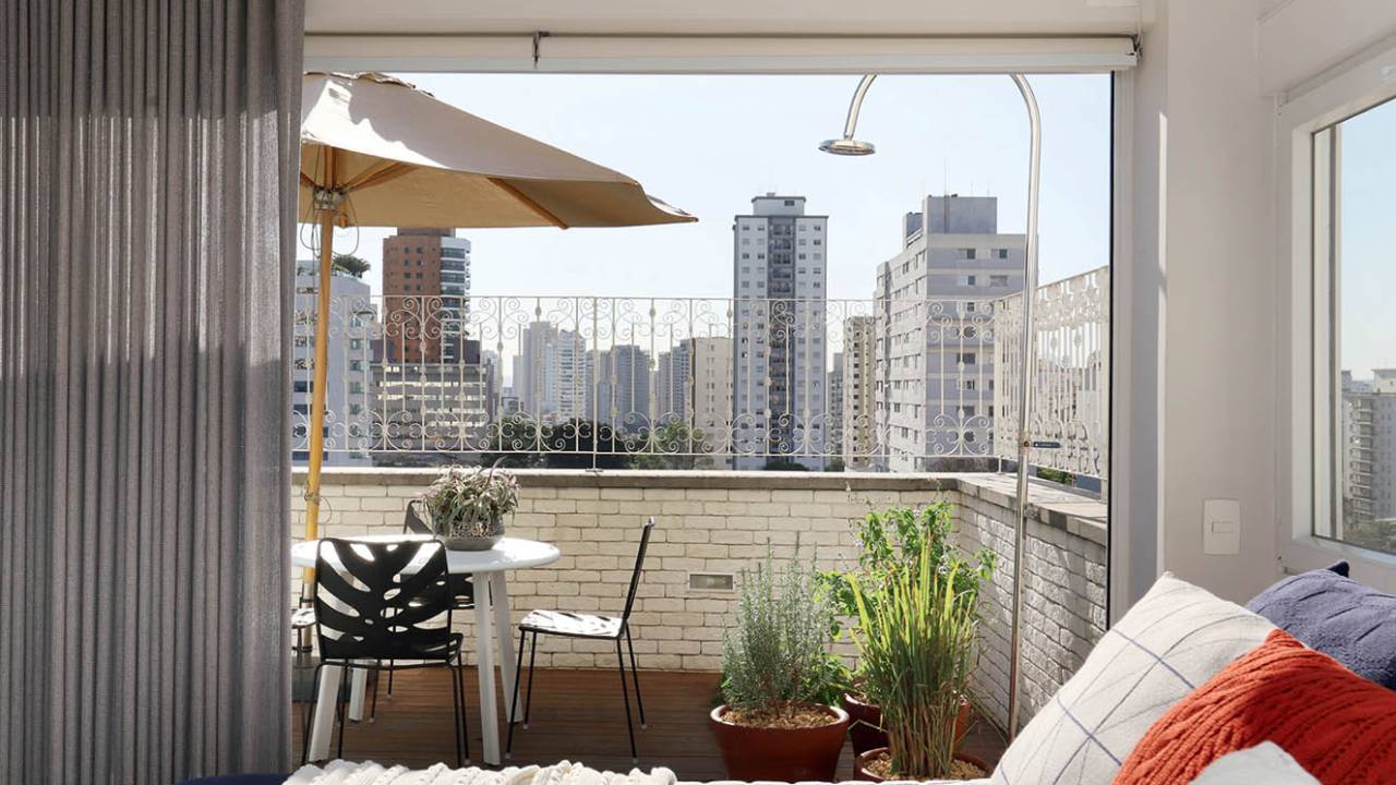 Varanda projetada pelo arquiteto Bruno Reis e pela designer de interiores Helena Kallas, da Mandril Arquitetura