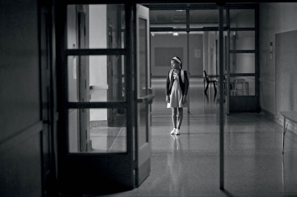 menina sozinha no corredor da escola