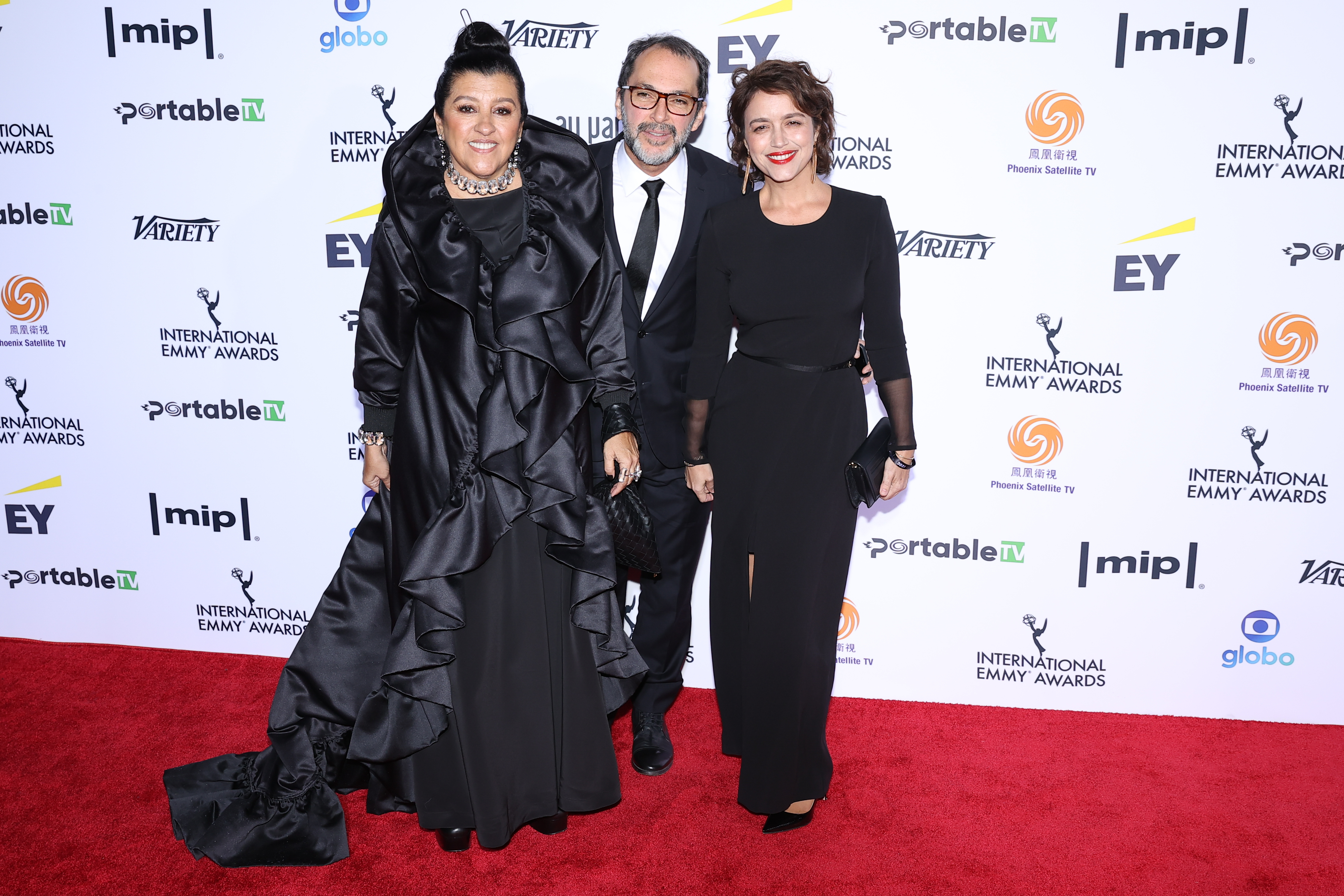 NEW YORK, NY - NOVEMBER 22: Nominees, 'Amor de M&Atilde;&pound;e [A Mother's Love]' from Brazil, Executive producer and director Jos&Atilde;&copy; Villamarim (C), Writer Manuela Dias (R). 49th International Emmy Awards held at an in-person Black-Tie Gala event in New York City, United States on November 22, 2021. (Photo by Tayfun Coskun/Anadolu Agency via Getty Images)