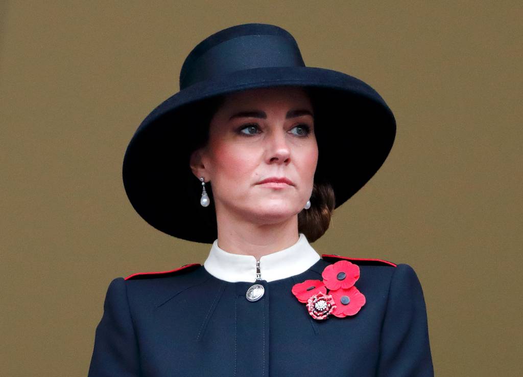 Kate Middleton homenageia Lady Di e rainha Elizabeth em look clássico