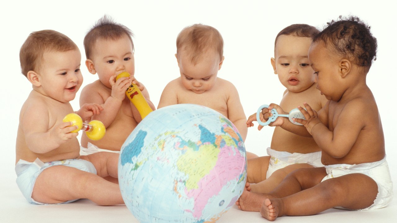 bebês e globo terrestre