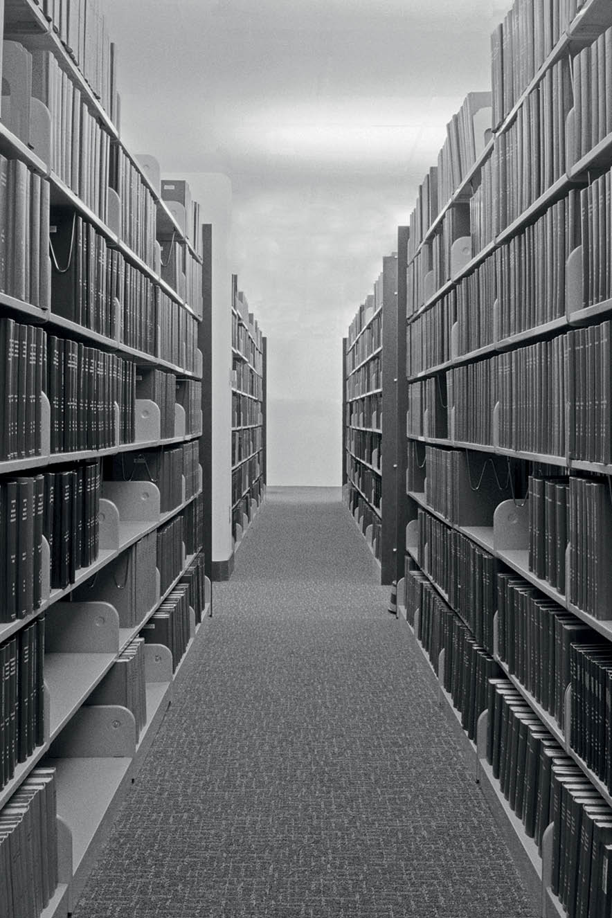corredor de uma biblioteca vazia