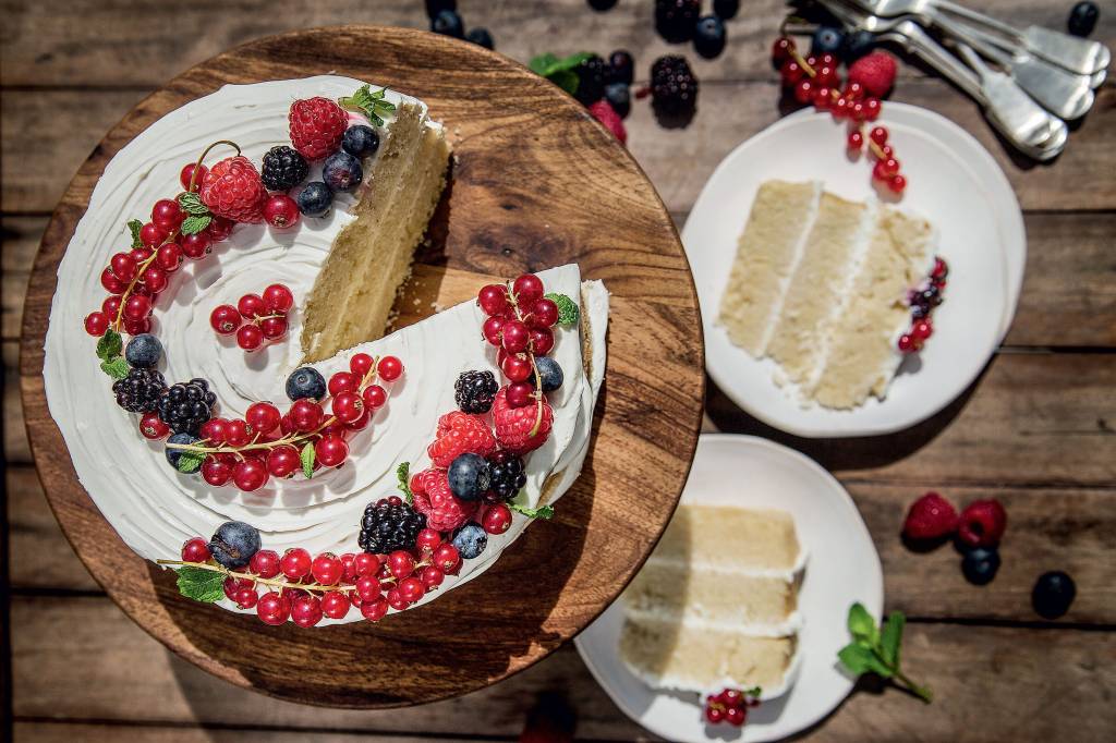 Naked cake de baunilha com frutas vermelhas