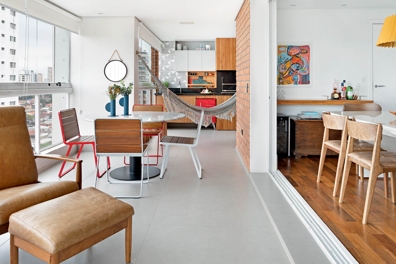 O projeto da arquiteta Ana Toscano conecta os diferentes ambientes do apartamento através da repetição de cores