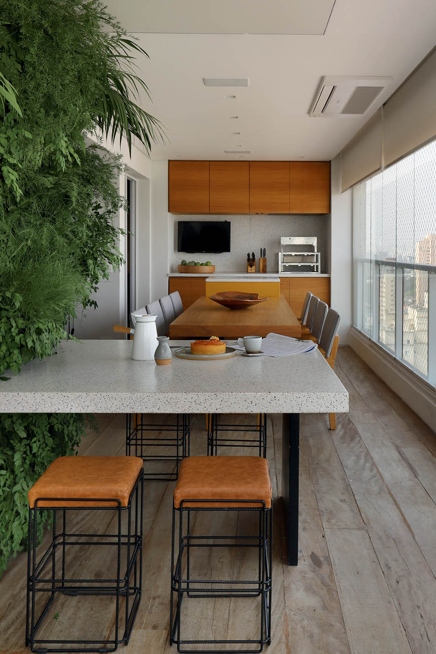 Decoração – Varandas A varanda desse apartamento foi projetada pelas arquitetas do escritório MAB3