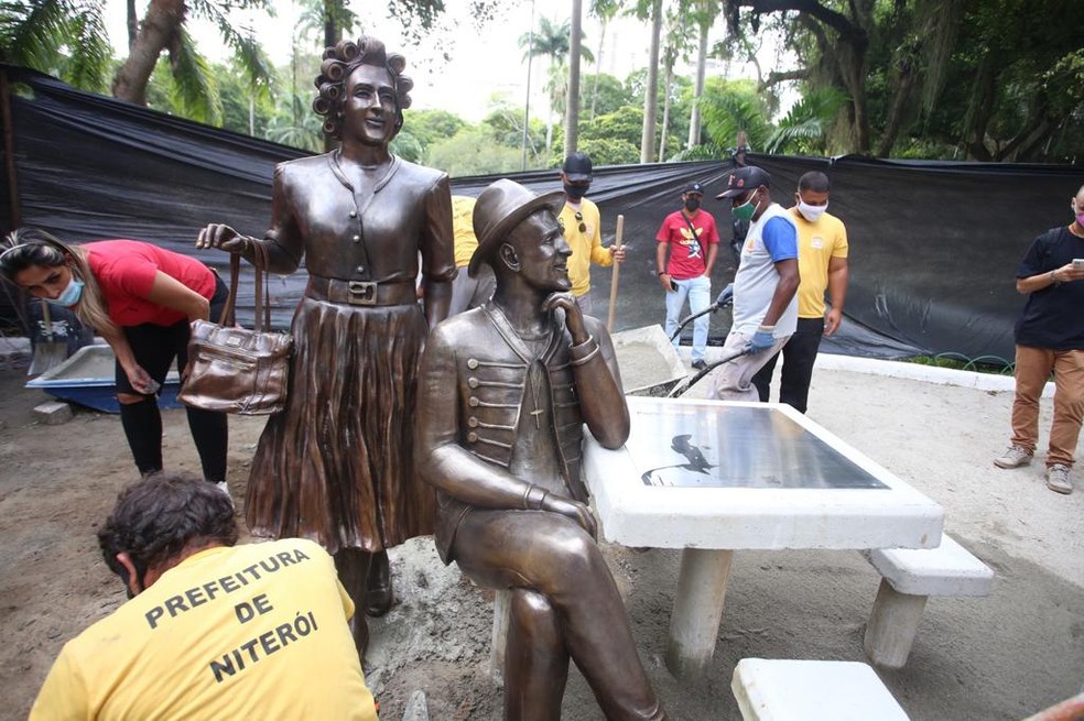 Paulo Gustavo é homenageado com duas estátuas em Niterói