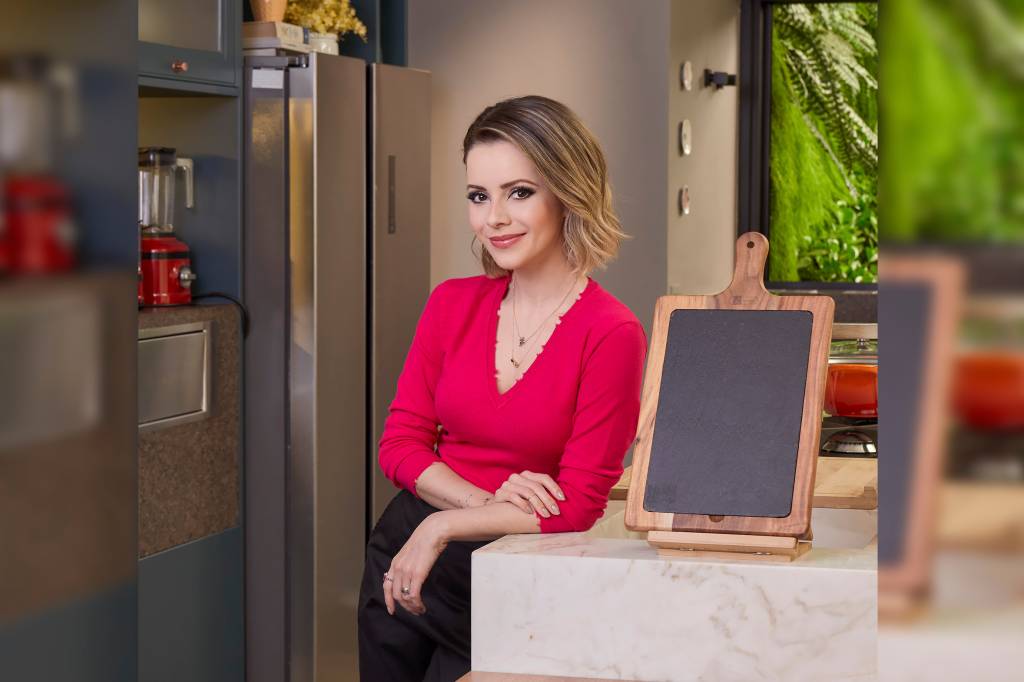 Sem comer alho e cebola, Sandy aprende a cozinhar com chefs em programa