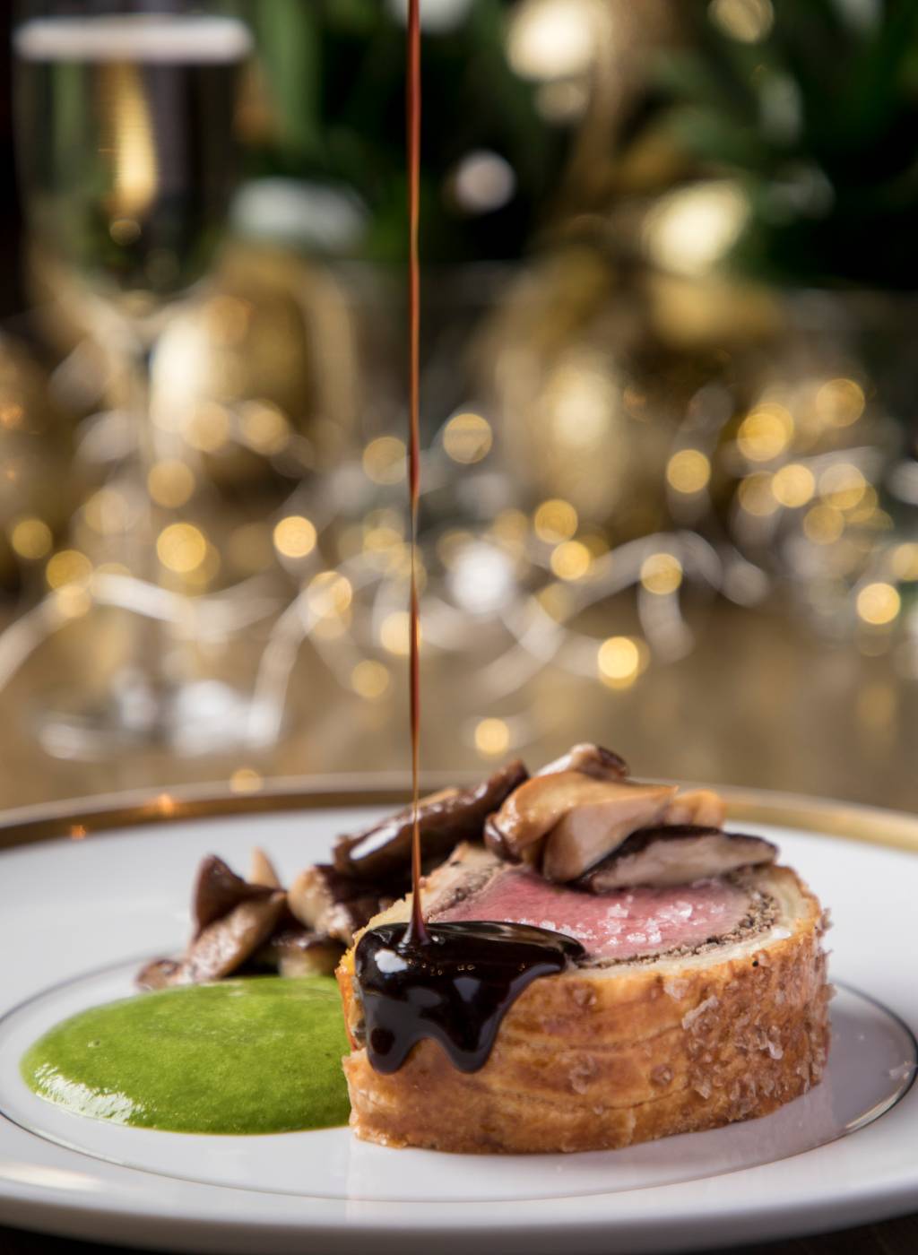 Beef Wellington de Wagyu com espuma de couve, cogumelos e jus trufado Palácio Tangará