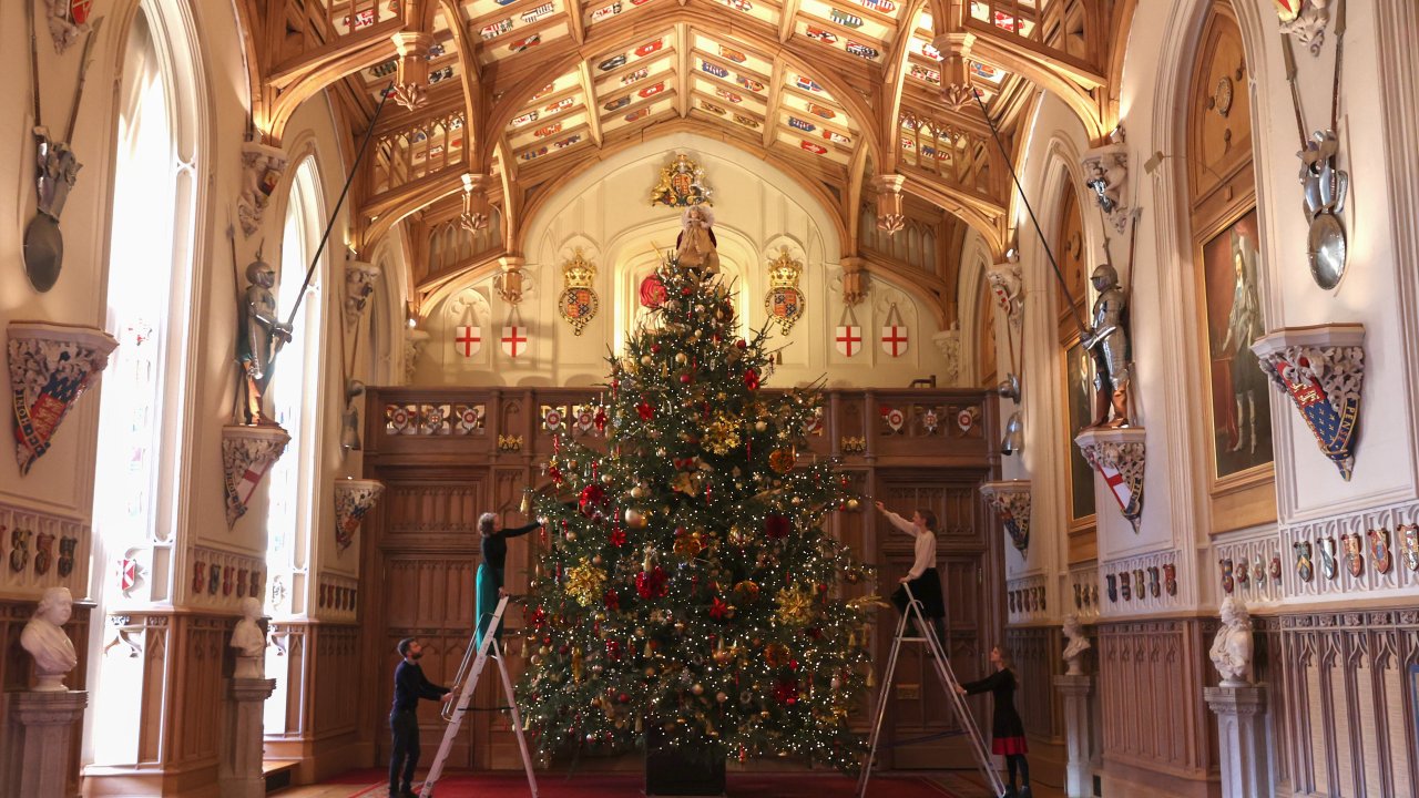 WINDSOR, ENGLAND - NOVEMBER 25: A general view of a 20-foot-high Christmas tree in St George’s Hall, dressed with hundreds of iridescent glass and mirrored ornaments at Windsor Castle on November 25, 2021 in Windsor, England. The decorations can be seen from 25 November 2021 to 3 January 2022. (Photo by Chris Jackson/Getty Images)