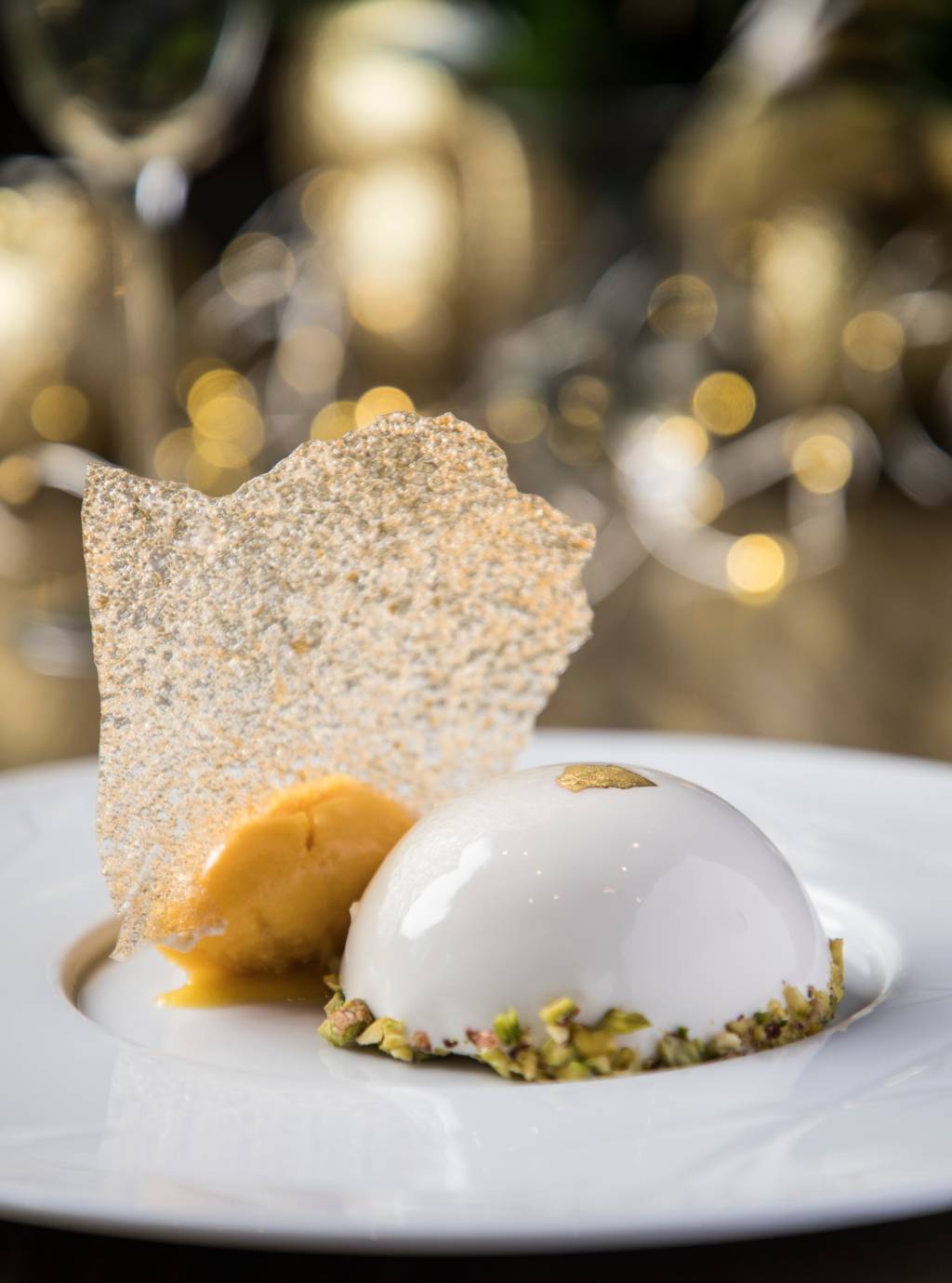 Meia Esfera de Tangerina, Chocolate Branco, Yuzu, Geléia de Framboesa, Crocante de Pistache e Sorbet de Tangerina 2 Palácio Tangará