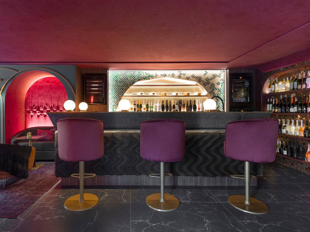Wine Bar Pra lá de Marrakech Alessandra Casagrande – CASACOR Santa Catarina Tendências de cores na CASACOR