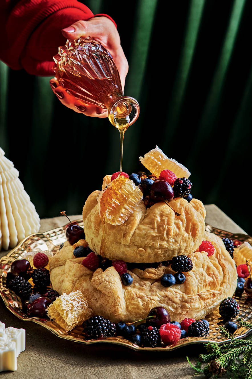 Receber Ceia de Natal – Santa Especiaria Queijo brie folhado com favo de mel e frutas vermelhas