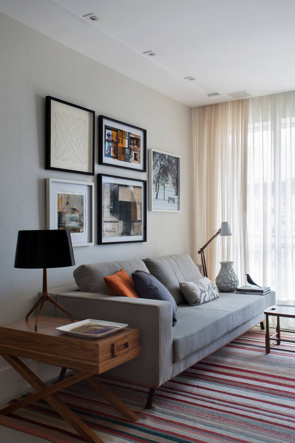 Apartamento de 70m2 em Botafogo assinado pela BEZAMAT ARQUITETURA como escolher sofá