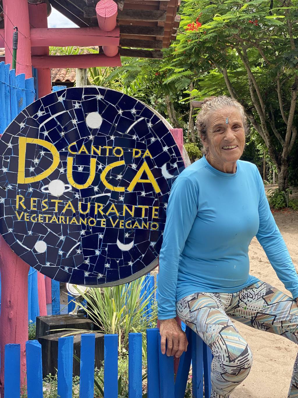 Conheça Duca Caraíva, a pintora gaúcha que é ícone de um povoado baiano