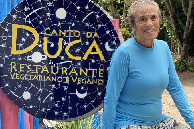 Duca Caraíva, a pintora gaúcha que é ícone de um povoado baiano