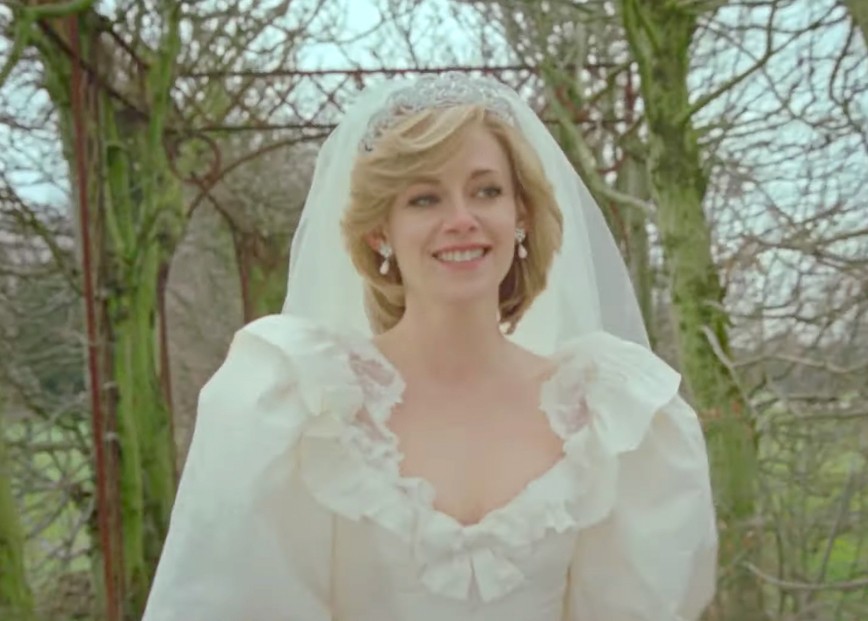 Kristen Stewart com o vestido de noiva semelhante ao de Diana, em 'Spencer'