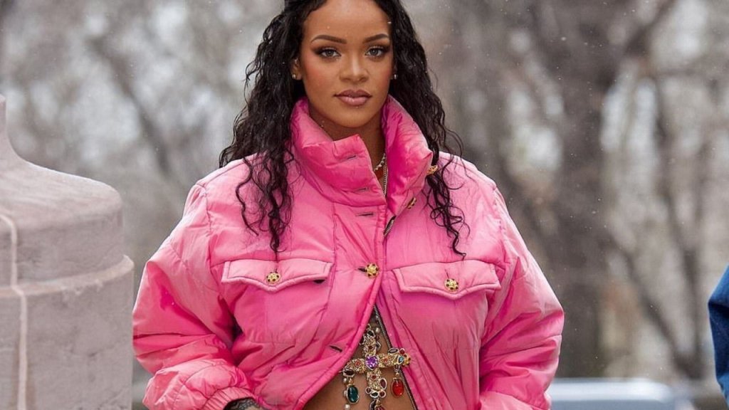 Rihanna exibe barriga de gravidez em Nova York
