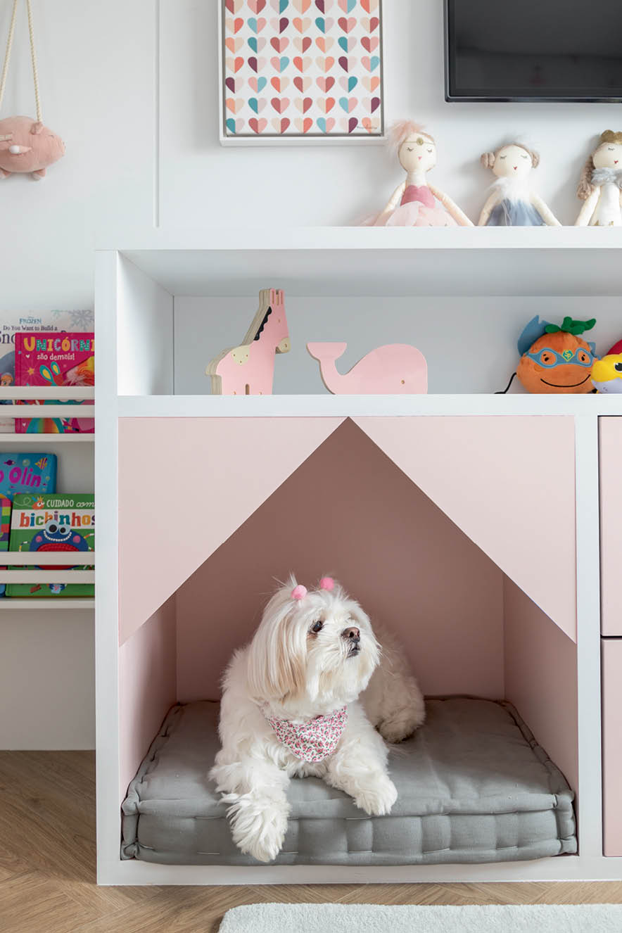 Decoração de quarto infantil com espaço para pet, cachorro