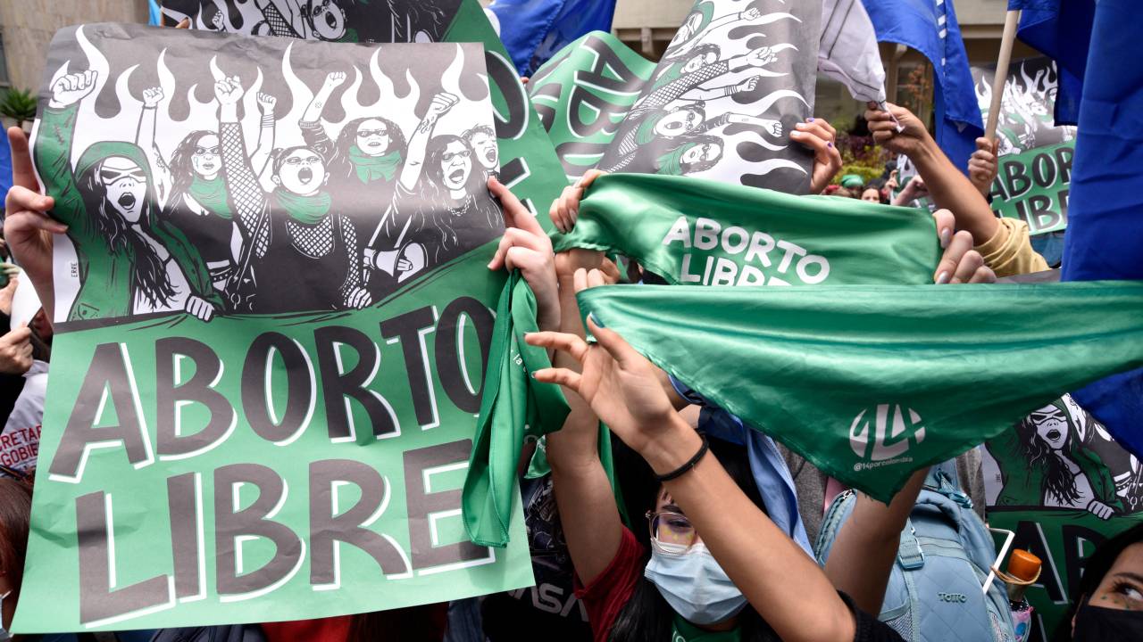 BOGOTA, COLOMBIA - FEBRUARY 21: Pro-Choice demonstrators shout slogans outside the Justice Palace as the Constitutional Court debates the decriminalization of abortion up to 24 weeks of gestation on February 21, 2022 in Bogota, Colombia. Since 2006, abortion has been legal in Colombia only for malformation of the fetus, rape or danger to the physical or mental health of the mother. (Photo by Guillermo Legaria Schweizer/Getty Images)