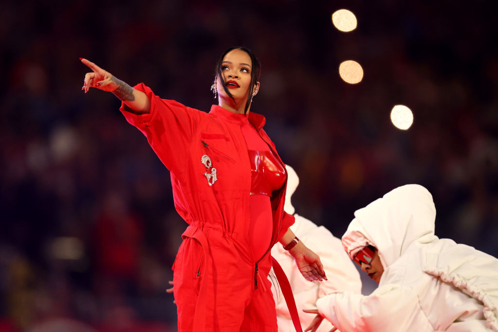 Super Bowl 2023 Rihanna Retorna Aos Palcos Em Show Triunfal No Super Bowl Claudia