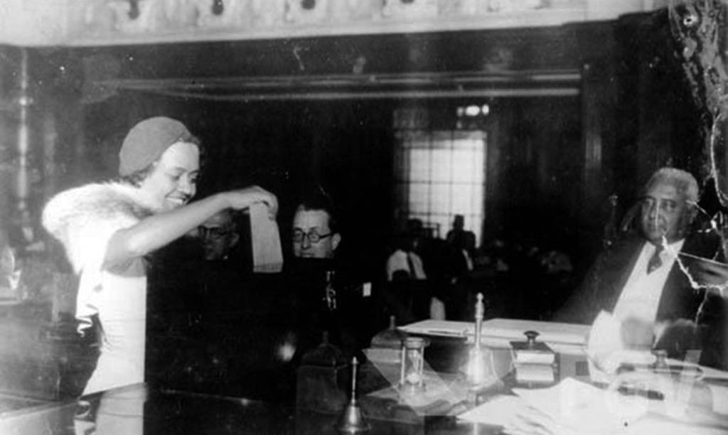 Após 90 anos de direito ao voto, mulheres ainda são minoria na política