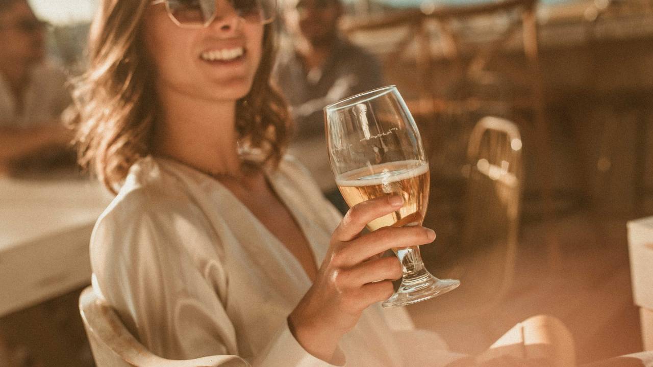 Mulher tomando cerveja