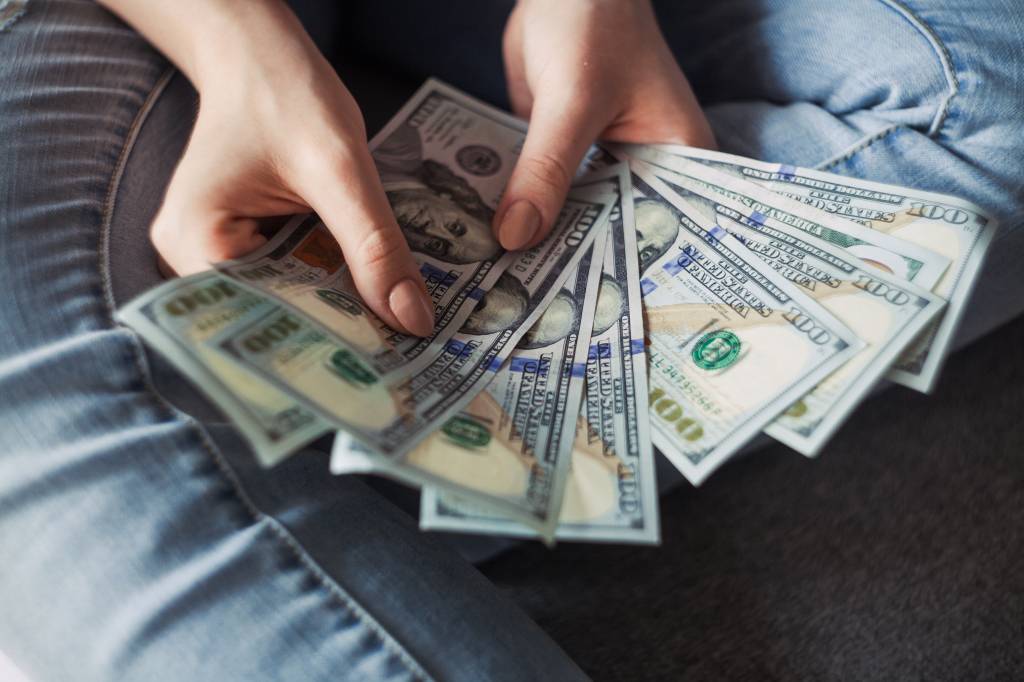 queda-do-dolar Apesar do cenário ser positivo, devemos ter cautela no momento de vender ou comprar dólares.