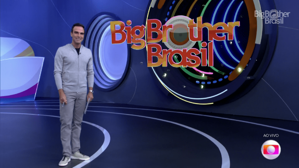 Tadeu Schmidt apresentando o Big Brother Brasil 22.