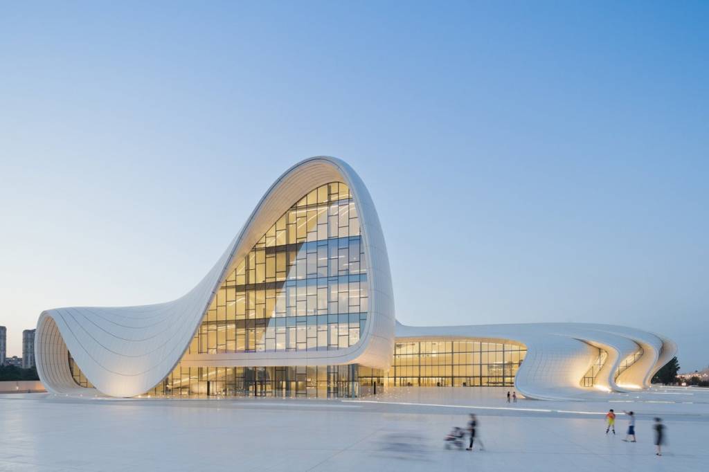 Heydar Aliyev Center – Zaha Hadid projetos de arquitetura assinados por mulheres