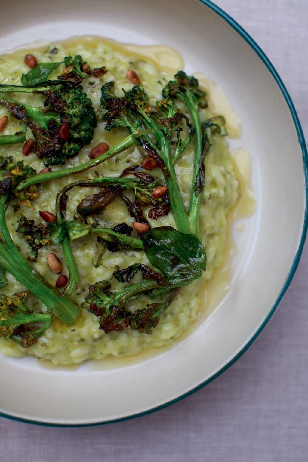 Receber Nelita – Risoto de brócolis com soro de iogurte e azeite de ervas Receber Nelita - Risoto de brócolis com soro de iogurte e azeite de ervas